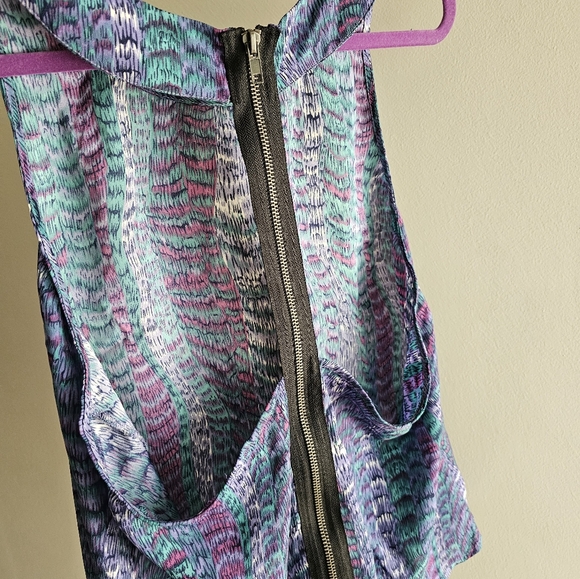 Open Back Zippered Tank - Picture 5 of 6